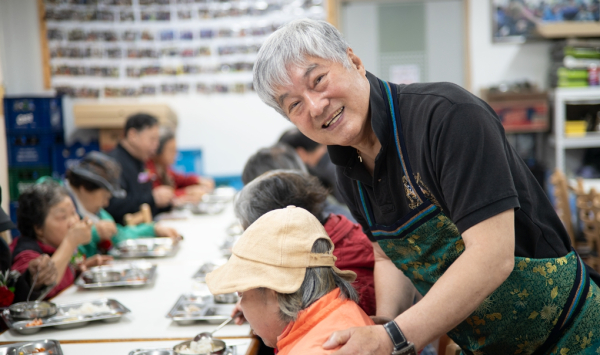 부천 '송내향기네무료급식소'를 찾아 어르신께 따뜻한 백숙을 대접한 배우 한지일.<br>