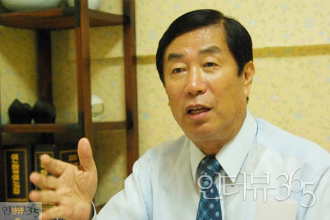 한글 발전에 기여한 공로로 573돌 한글날 경축식에서 대한민국 문화포장을 받는 언론인이자 소설가&nbsp;이상우&nbsp;한국추리작가협회 이사장/사진=인터뷰365DB<br>